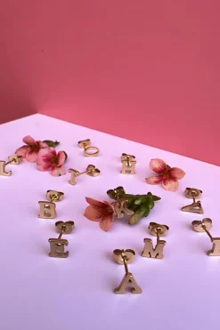 Mellow Moon Bogstav ørestikker< Øreringe