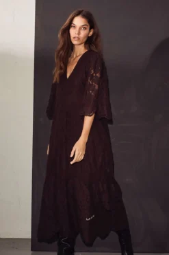 Haute L'Amitié Curvey Lace Hem Dress HL10009< Kjoler