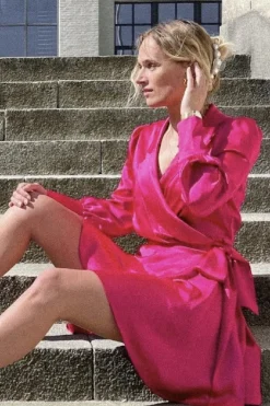 Neo Noir Dawn Satin Dress< Kjoler|Ammevenligt Tøj