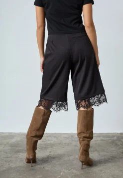 Sisters Point Great-L.Sho3 19745< Shorts