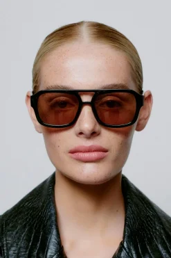 A. Kjærbede Kaya< Solbriller