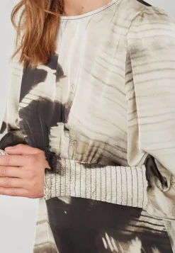 Love737-23 19422*Love & Divine