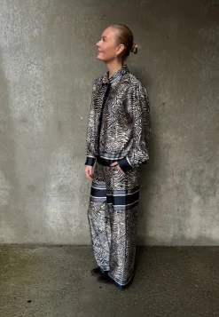 Love1393-1 19479*Love & Divine