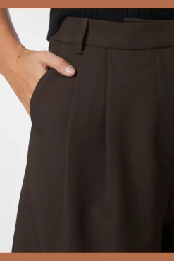 Nika Structure Shorts 164538*Neo Noir Online