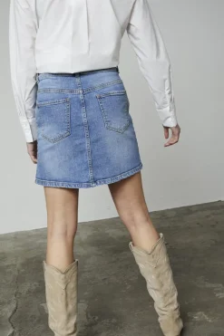 Onea-Sk4 18418*Sisters Point Hot