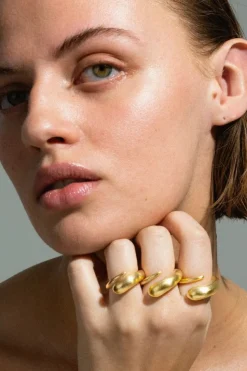 Jane Kønig Orbis Drop Ring ODR-SS25-G< Ringe