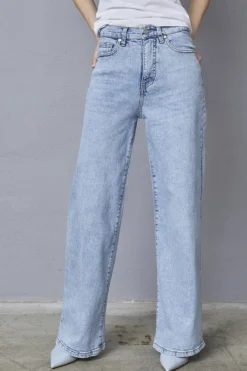 Owi-W.Je15 18367*Sisters Point Hot