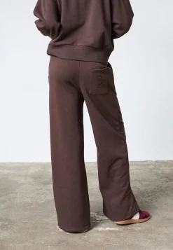 Vemia-Pa 19156*Sisters Point Hot