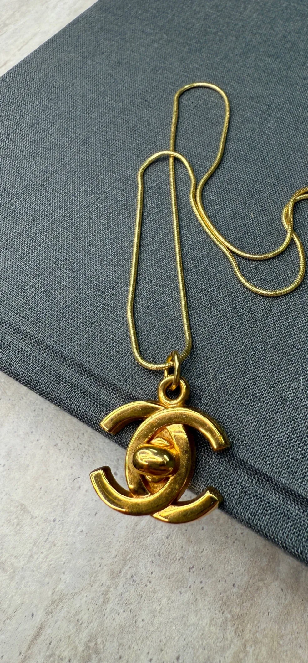 Preloved Vintageline x Molly&My Vintage Chanel CC Vedhæng 1< Halskæder