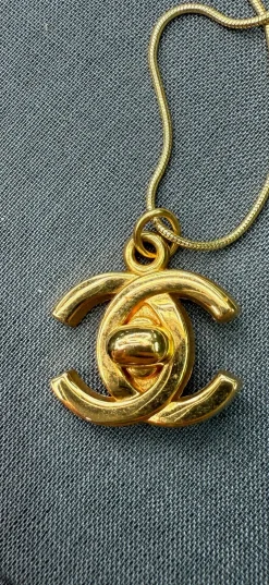 Preloved Vintageline x Molly&My Vintage Chanel CC Vedhæng 1< Halskæder