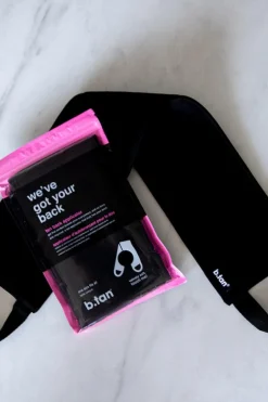 b.tan We've Got Your Bag påførringshandske til ryggen< Selvbruner